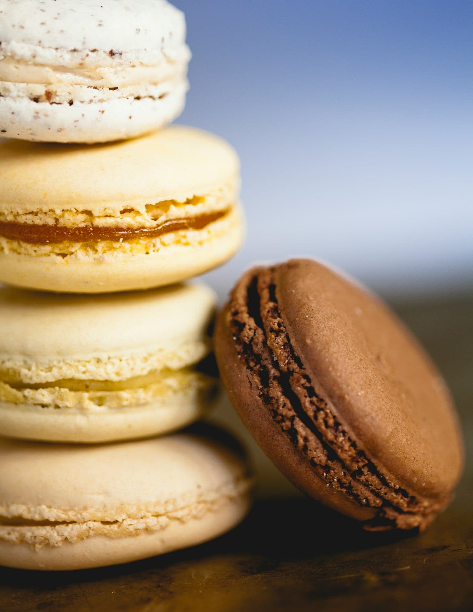 Macarons empilhados em close, com o recheio aparente