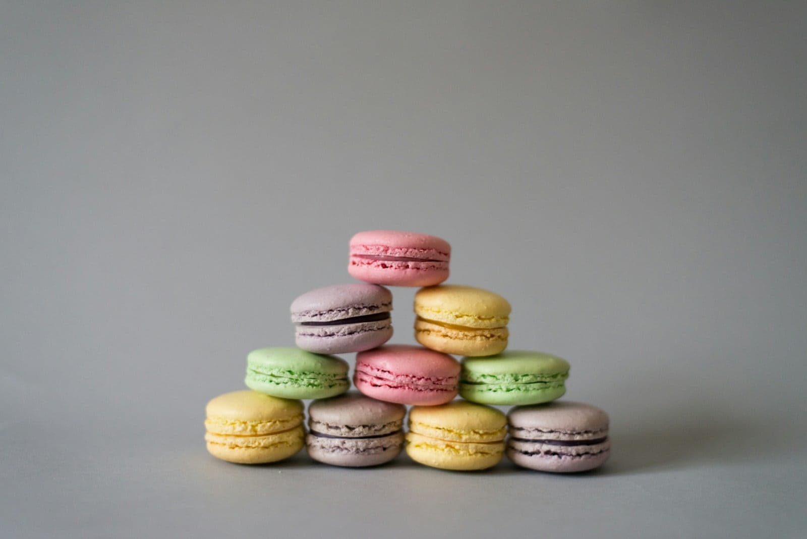 Pirâmide de macarons em tons pastel