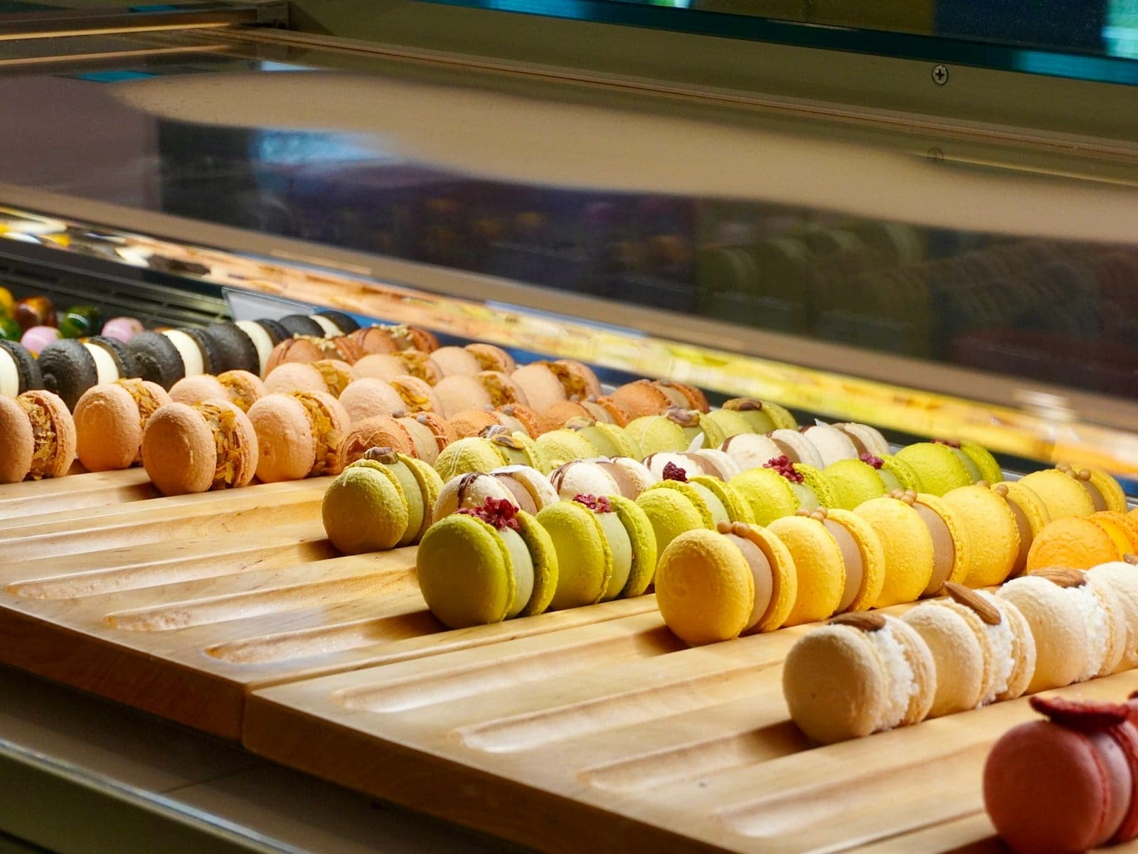 Vitrine com fileiras de macarons coloridos